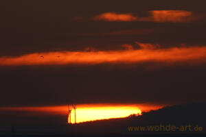 Sonnenuntergang mit Windkrafträder